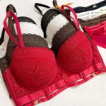 A Best-selling Set of Underwear with Thin Top and Thick Bottom, Small Chest, Cut-out and Sexy Lace, and a Gathering Bra
