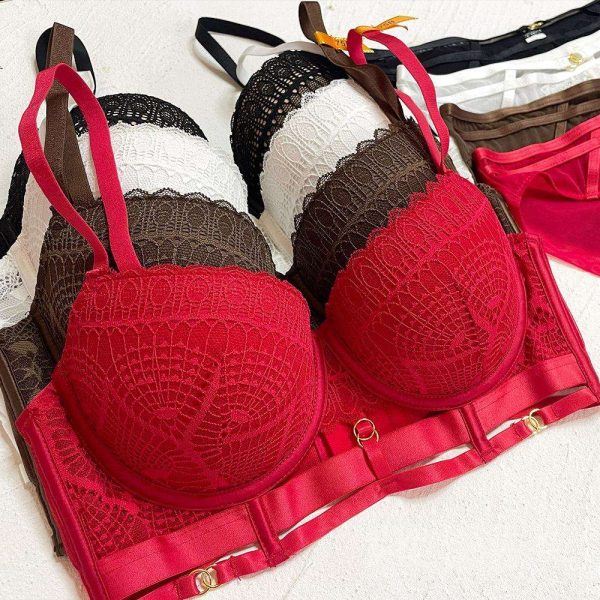 A Best-selling Set of Underwear with Thin Top and Thick Bottom, Small Chest, Cut-out and Sexy Lace, and a Gathering Bra