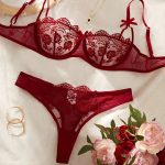 French Lace Embroidery Sexy Lingerie Set Low-Rise Underwire Bra with Logo on Waist to Prevent Sagging Solid Pattern Thongs