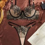 Ultra-Thin Sexy Lace Push-Up Underwear Set with Three-Point Black Lace Embroidery Featuring a Logo on the Waist