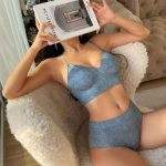 A Thin, Seamless and Simple Bra with a Small Chest and Cross-straps, a Beautiful Back and No Buttons, and a Sexy Lingerie Set - 图片 3