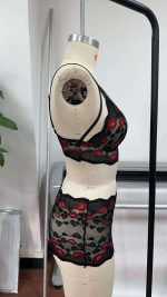 Passionate Uniform Sexual Lingerie Set Embroidered Red Lip Bra Shorts See-Through Black Lace Summer Style Bowed Logo Waist Base - 图片 5