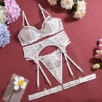 A Four-piece Set of Complex, Sexy and Romantic Lingerie with Floral Lace Mesh Embroidery and Pendant Decoration From Russia - 图片 6