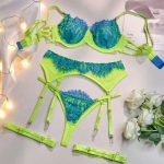 A Trendy Lace and Mesh Romantic and Sexy Lingerie Set From Europe and America, Including a Thong with a Sock Strap - 图片 6