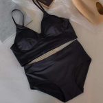 A Thin, Seamless and Simple Bra with a Small Chest and Cross-straps, a Beautiful Back and No Buttons, and a Sexy Lingerie Set - 图片 6